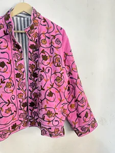 Chaqueta de Terciopelo Rosa con Bordado a Mano, Diseño Floral Intrincado, Estilo Boho Chic Romántico, Ropa de Abrigo para Invierno - Product Image 4