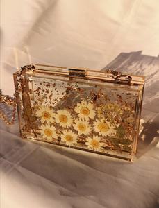 กระเป๋าคลัทช์เรซิ่นลายดอกเดซี่สีทองแบบกดอัด  วาดลายด้วยมือ เป็นมิตรกับสิ่งแวดล้อม สำหรับตกแต่งงานแต่งงานและเป็นของขวัญ - Product Image 2
