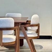 Ensemble de table à manger en bois massif moderne avec chaise à accoudoirs rembourrée, mobilier de salle à manger contemporain minimaliste