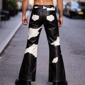 Pantalones acampanados unisex de cuero, cuero vacuno con estampado natural, color negro y blanco. - Product Image 2