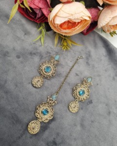 Ensemble de collier avec pierres précieuses rondes et en forme de poire, avec boucles d'oreilles et mangtika, bijoux de créateur, vêtements ethniques traditionnels, vente en gros - Product Image 6