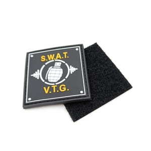 Écussons PVC 2D personnalisés écologiques avec logo brodé, étiquettes PVC 3D souples en silicone avec fermeture auto-agrippante pour sacs - Product Image 6