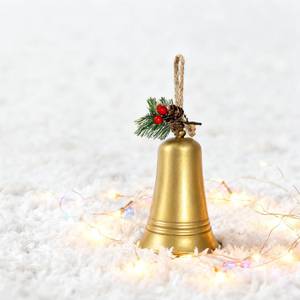 Cloche de Noël en métal bronze antique martelé avec des aiguilles de pin, des cônes, des baies et une corde en jute, ornement suspendu - Product Image 5