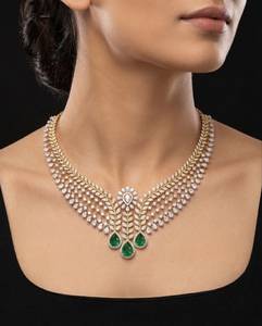 Elegante conjunto de collar choker inspirado en esmeraldas verdes, con diseño de hojas y malla, con circonitas y moissanita, para novias, bodas y ocasiones especiales. - Product Image 4