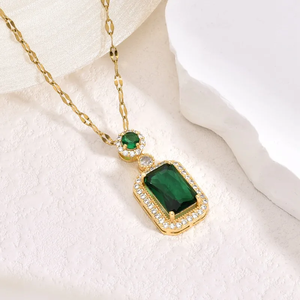 สร้อยคอจี้ทรงสี่เหลี่ยมสำหรับผู้หญิง ทำจากไทเทเนียมสตีล ชุบทองคำแท้ 18K ด้วยเทคนิคการชุบแบบอิเล็กโทรไลต์ ประดับด้วยเพทาย - Product Image 1