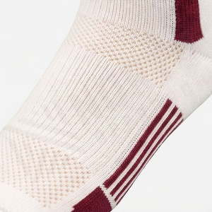 Chaussettes de football montantes marron et blanches avec rayures jaunes, respirantes, tricotées pour adultes, pour le sport printanier - Product Image 5