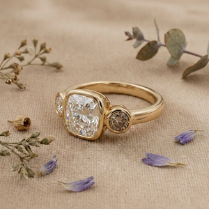 แหวนหมั้นเพชรทรงคุชชั่นเซ็ตแบบเบเซล 14K ทองคำ ประดับเพชรแล็บโกรว์ 3 เม็ด พร้อมใบรับรอง IGI สำหรับวันครบรอบแต่งงาน - Product Image 2