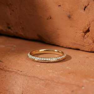 Bague de mariage minimaliste personnalisée en or massif 18 carats pour femme, sertie de diamants de laboratoire taille ronde, collection Wishes Jewelry - Product Image 3