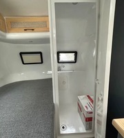 Mini-caravane noire en forme de larme avec salle de bain et cuisine pour le camping et les voyages, disponible à la vente