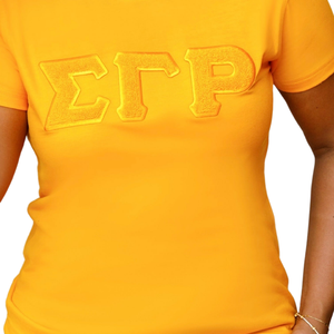 Camiseta Sigma Gamma Rho con Letras Griegas Doradas en Chenille para Mujer, Bordado ΣΓΡ, Mezcla de Algodón, Manga Corta, Estilo Casual y Elegante - Product Image 3