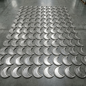 Elegante Bandeja de Servicio Plateada con Forma de Luna Creciente Árabe, Decoración Premium para Eventos de Ramadán, Bandejas de Servicio de Metal Pulido de Alta Calidad y Durabilidad - Product Image 4