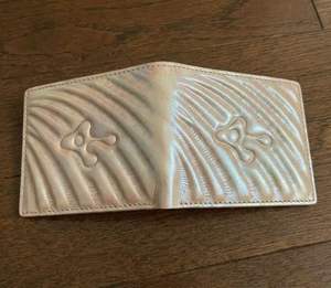 Cartera de Negocios Bifold Minimalista para Hombre, de Cuero Genuino, con Bloqueo RFID, Impermeable, con Diseño de Caramelo y Forro de Cuero Genuino - Product Image 4