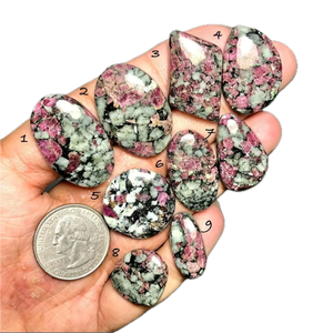 Magnifique pierre précieuse d'eudialyte naturelle non traitée, polie, à haute brillance, en forme de cabochon, pour bijoux délicats en argent sterling. - Product Image 1