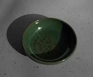 Elegante Tazón de Cerámica para Servir, Acabado Verde Bosque Brillante, Diseño Ancho y Poco Profundo, Apto para Alimentos, Duradero, para una Presentación Elegante en la Mesa - Product Image 2