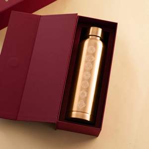 Bouteille d'eau en cuivre pur 1 litre, design luxueux réutilisable avec symboles Chakra, boîte cadeau incluse - Product Image 6