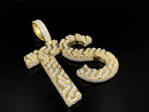 Pendentif personnalisé pour homme en alliage plaqué or, style hip-hop royal, avec diamants CZ, idéal pour un cadeau ou une fête - Product Image 3