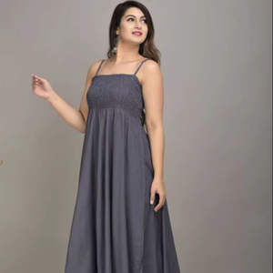 Vestido Formal Moderno para Mujer, Color Gris Sólido Natural, Sin Mangas, Cintura Imperio Fruncida, Largo por Encima de la Rodilla, Corte Evase - Product Image 1