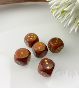 Dados de madera natural color marrón con puntos dorados, diseñados para juegos y uso decorativo, piezas de juego de cubos de madera natural pulida para mesa. - Product Image 5