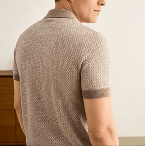 T-shirt d'été respirant à manches courtes pour homme, beige uni, avec logo frontal, en maille, séchage rapide, style décontracté chic, fabriqué au Bangladesh - Product Image 3