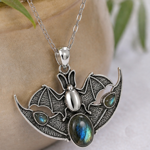 Collier Statement Gothique Bohème Unisexe avec Pendentif Chauve-souris Ovale en Labradorite Naturelle et Breloque Ailée en Laiton Fait Main, Plaqué Argent/Or - Product Image 3