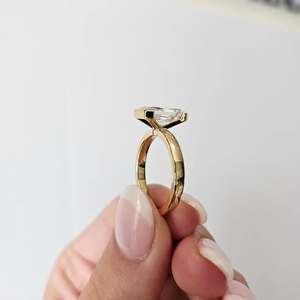 Bague en diamant taille émeraude en or jaune certifiée GIA, bague de fiançailles classique pour femme - Product Image 2