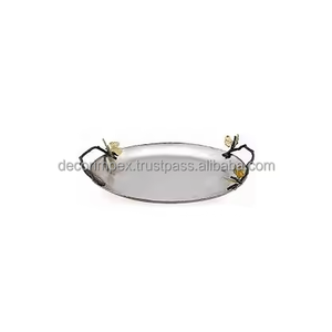 Plato de aluminio elegante con asas, bandeja de lujo de diseñador en relieve fundido de aluminio pulido para servir - Product Image 1