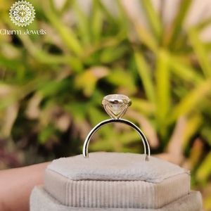 แหวนหมั้นเพชรโมอิสซาไนต์ทรงคุชชั่น Charm Jewells รับรองโดย IGI ตัวเรือนทอง 18K แบบ Prong Setting แหวนแต่งงานคลาสสิกสำหรับผู้หญิง รุ่นที่ 3 - Product Image 6