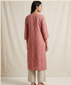 Kurti rose en jute et coton pour femme, col en V, brodé, tunique droite, manches trois quarts, détails floraux, tenue décontractée ethnique pour tous les jours - Product Image 2