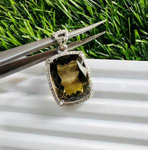 TASBIYA GEMS - Colgante Minimalista de Plata de Ley 925 con Cuarzo Verde Dorado para Mujer, Certificado por Terceros, Ideal para Aniversario - Product Image 6