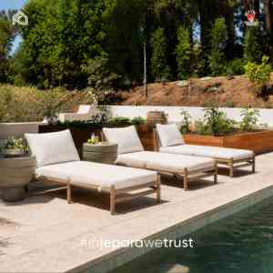 Tumbona Plegable Portátil de Madera de Teca de Lujo con Cojines, Diseño Tropical, Apariencia Moderna para Uso en Exteriores, Villas y Patios - Product Image 1