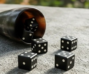 Dados de Cuerno Negro Premium Hechos a Mano, Juego de Dados Vikingos de Seis Caras, Dados Históricos Medievales para Juegos, Exportador y Fabricante Mayorista - Product Image 3