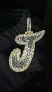 Colgante Personalizado de Plata de Ley Bicolor con Inicial 'J' Estilo Hip Hop, con Diamantes Baguette y Moissanita Engastados en Puntas, para Hombre y Mujer - Product Image 2