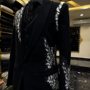 ชุดทักซิโด้ดีไซน์เนอร์สีดำสำหรับผู้ชายพร้อมงานปักสีเงิน – เสื้อเบลเซอร์สำหรับงานแต่งงานพร้อมปกผ้าคลุมไหล่และเสื้อกั๊ก - Product Image 1
