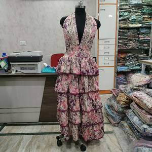 Robe longue d'été style bohème à imprimé cachemire, col halter, sans manches, col en V, dos nu, à volants étagés, coupe trapèze - Product Image 4