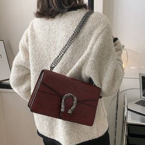 Bolso Cuadrado Pequeño Rojo Clásico, Versátil y Elegante de Alta Gama, Acolchado, con Correa de Cadena Metálica para Mamá, Nuevo Modelo 2026 - Product Image 3