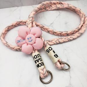 Correa de Teléfono Trenzada de Nailon y Metal, Resistente y Portátil, Diseño de Flor de Cinco Pétalos, Suave, Mantiene el Teléfono Seguro, Agrega un Toque Divertido al Look Diario - Product Image 1