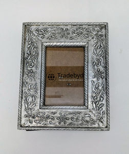 Elegante Marco de Fotos Metálico, Decoración Premium para el Hogar de Tradebyd - Product Image 1