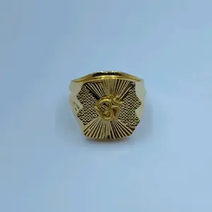 Exquisito Anillo Religioso de Oro de 22K para Hombre con un Símbolo Om en Relieve sobre un Patrón de Rayos Solares Radiantes - Product Image 3