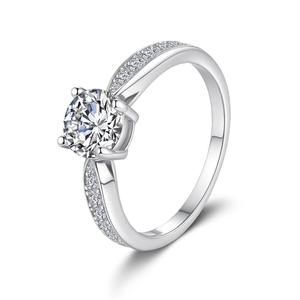Anillo de compromiso de moissanita de corte redondo, anillo solitario de plata de ley, joyería de boda elegante, regalo clásico de lujo para mujer - Product Image 1