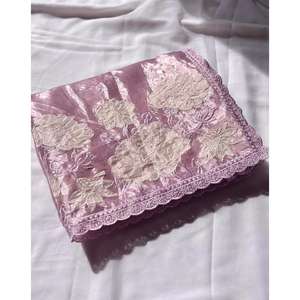 ผ้าไหมออริสแท้สีลาเวนเดอร์ ยี่ห้ออีลิท วีฟส์ ประดับด้วยงานปักลายดีไซเนอร์ น้ำหนัก 490 กรัม สำหรับงานแต่งงาน - Product Image 2