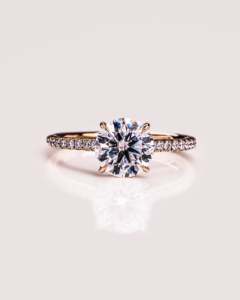 Bague de fiançailles unisexe de luxe en or massif 14 carats avec diamant de laboratoire taillé, halo dissimulé et pavé, certifiée IGI, solitaire - Product Image 1