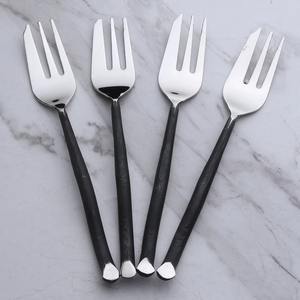 Elegantes tenedores plateados con mangos curvos negros, ideales para comidas familiares, cenas en casa, restaurantes, hoteles y uso en servicios de catering. - Product Image 3