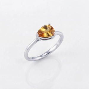Anillo de compromiso solitario Rhaya Jewels para mujer, elegante y moderno, chapado en rodio, plata de ley 925, con gema de citrino talla pera y engaste de garra - Product Image 2