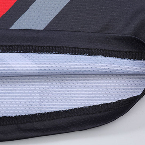 Maillot de football personnalisé pour homme, manches courtes, noir avec accents blancs et rouges, sublimé, en polyester respirant, coupe régulière pour adulte - Product Image 4