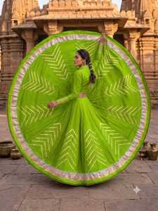 Lehenga Choli Tradicional Indio-Pakistaní de Seda para Mujer, Largo hasta el Suelo, Bordado, para Bodas, Corte Holgado, Rojo con Borde Dorado - Product Image 4
