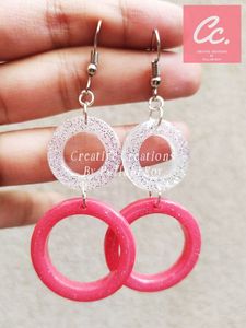 Boucles d'oreilles classiques à clip en résine colorée faites à la main pour femmes, bijoux artistiques légers et personnalisables pour les fêtes - Product Image 4