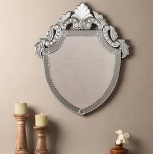 Espejo de Pared Estilo Veneciano con Marco de Vidrio Grabado Ornamental, Silueta Curva Elegante y Atemporal - Product Image 1