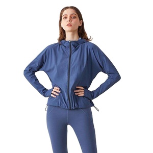 Venta al por mayor de secado rápido personalizado entrenamiento Fitness gimnasio Yoga traje de las mujeres abrigo suelto transpirable mujeres correr deportes abrigo con cremallera - Product Image 1