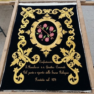 Estandarte Religioso de Terciopelo de Lujo con Detalles Bordados a Mano - Product Image 2