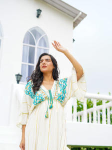 Robe de soirée élégante en dentelle blanche, robe longue bohème à fleurs, tenue de vacances d'été légère faite à la main en Inde, élégante - Product Image 1